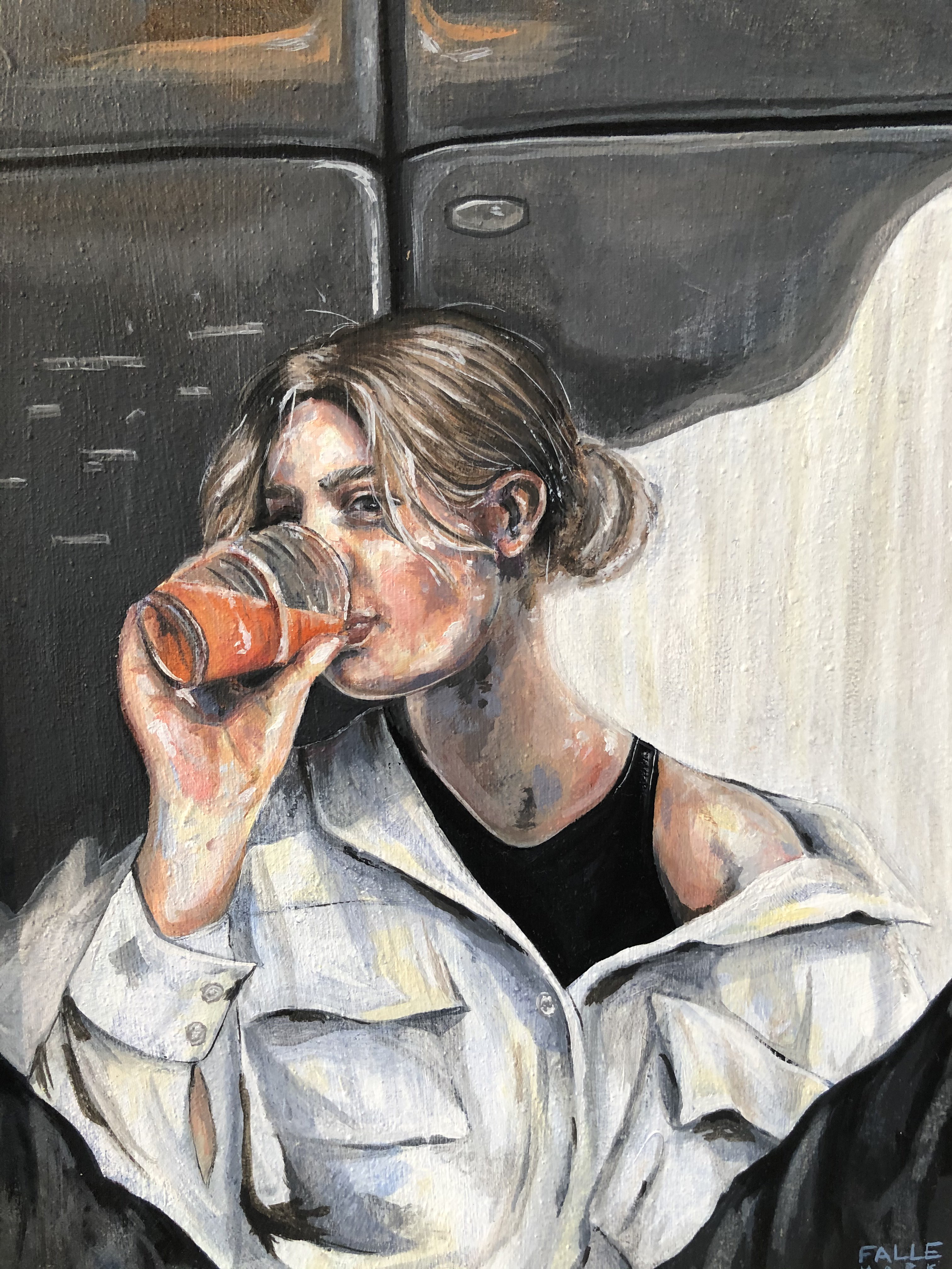 Bild på kvinna som dricker ur ett glas.