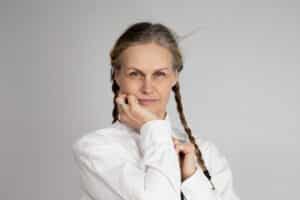 Porträtt av Maria Friberg, yrkesverksam konstnär och före detta deltagare på Lunnevads konstlinje. Foto.