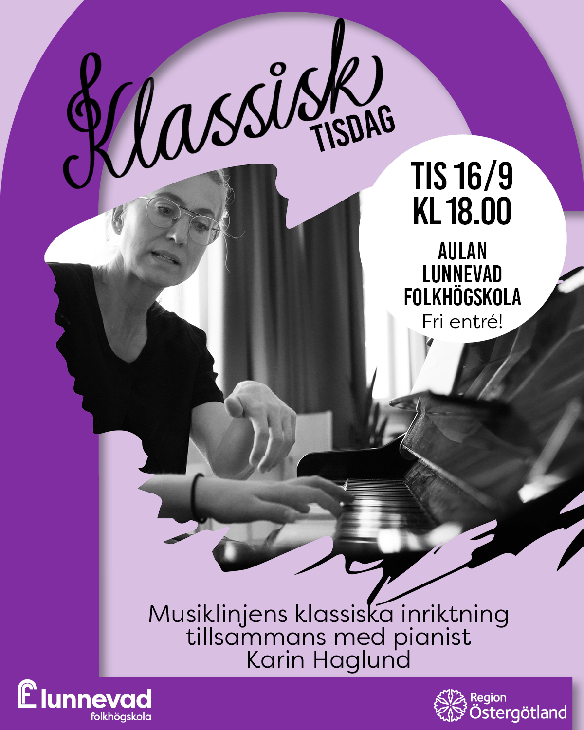 Bild med Karin som sitter vid ett piano