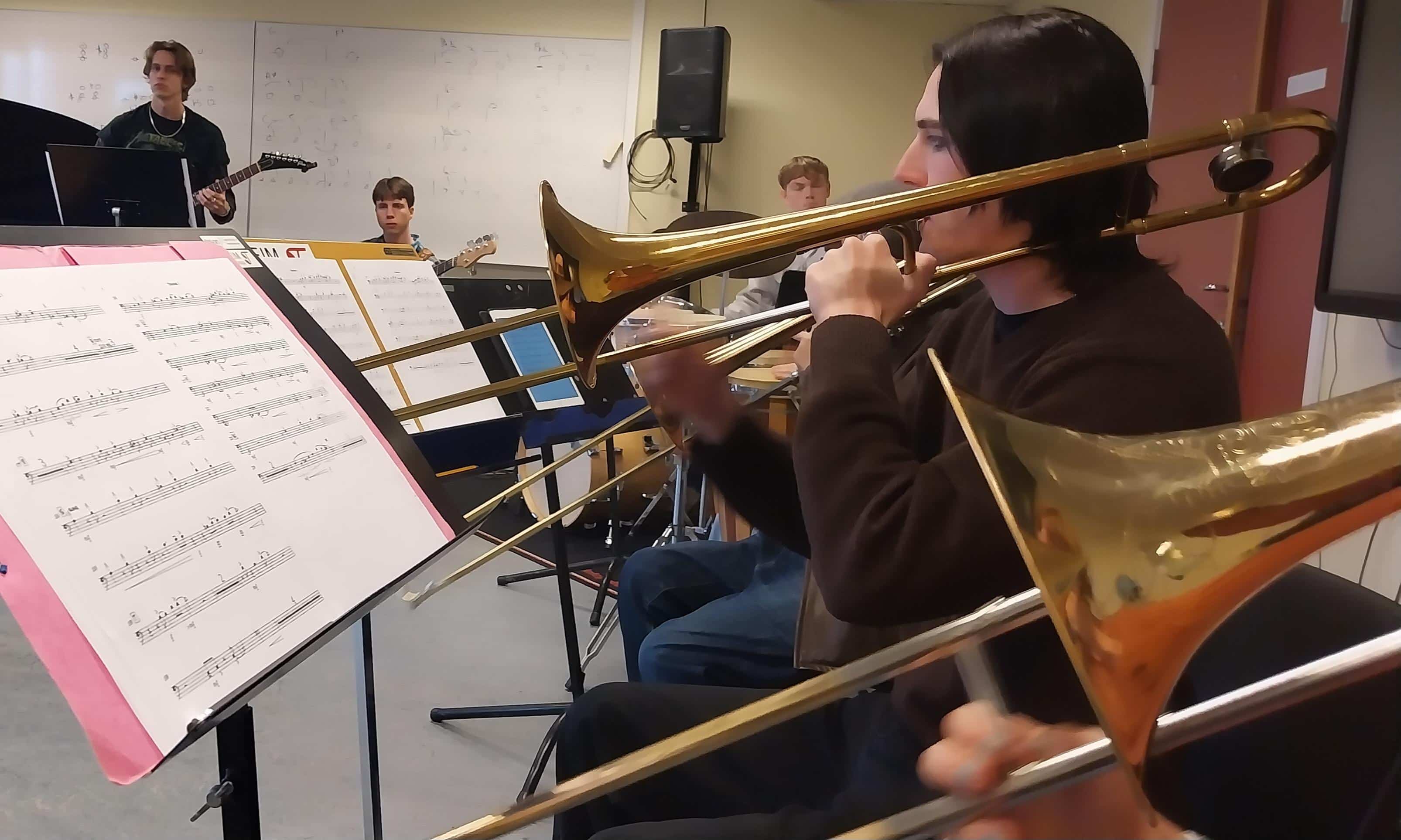 Deltagare spelar trumpet