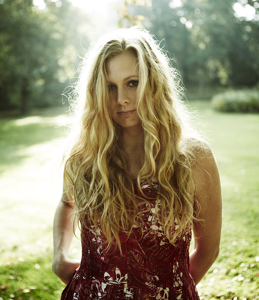 Porträtt av Lena Swanberg, tidigare deltagare på Lunnevad folkhögskolas musiklinje. Foto.