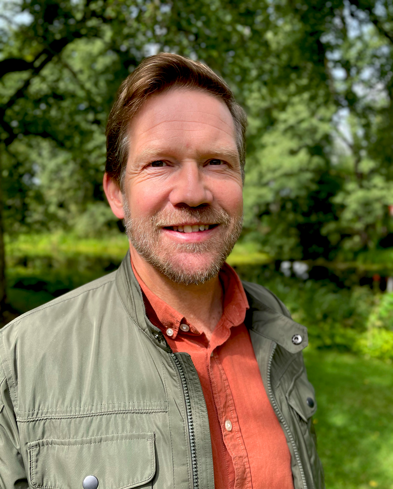 Porträtt av Magnus Blom, lärare på musiklinjen. Foto.