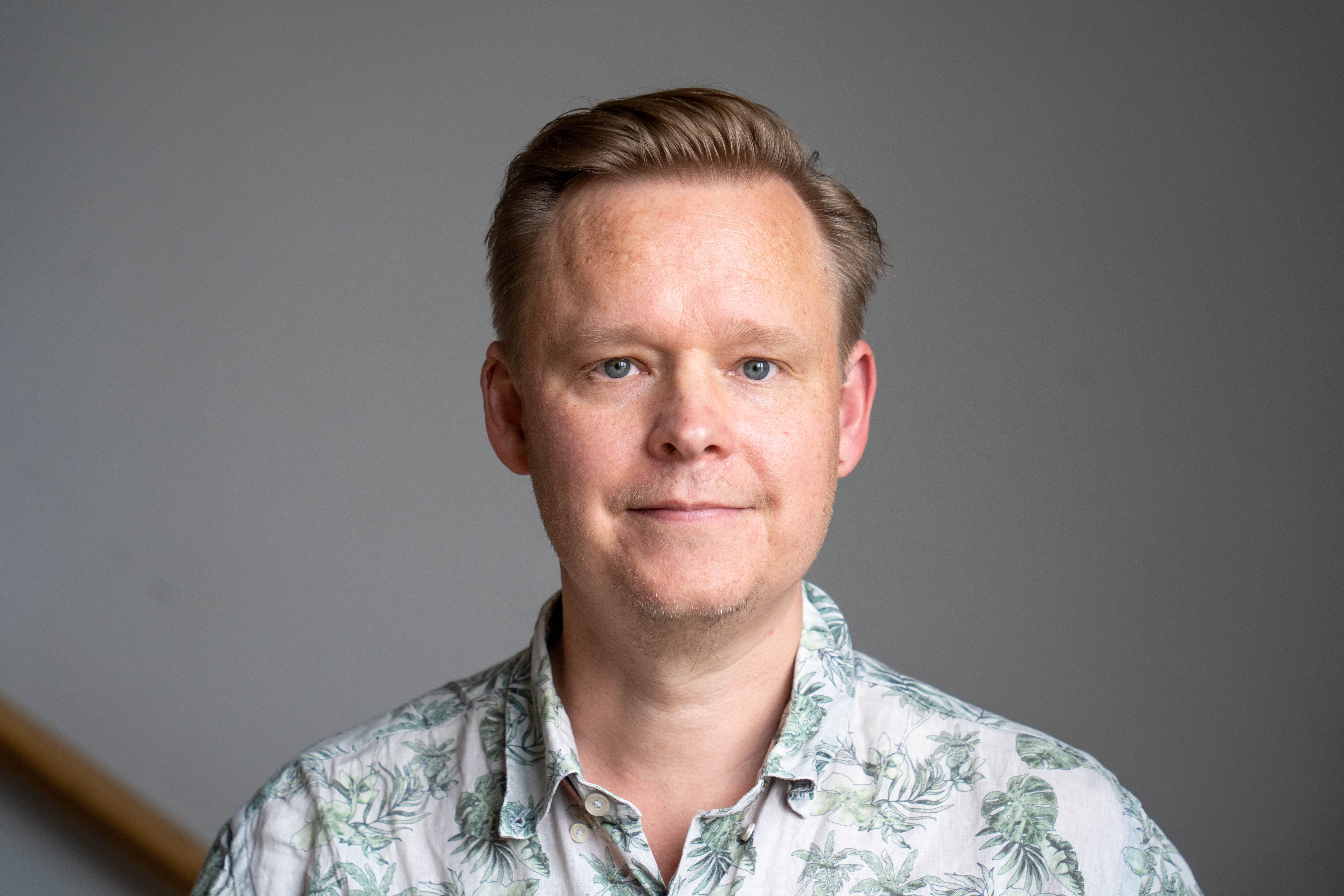 Porträtt av Simon Berggården, lärare på musiklinjen. Foto.