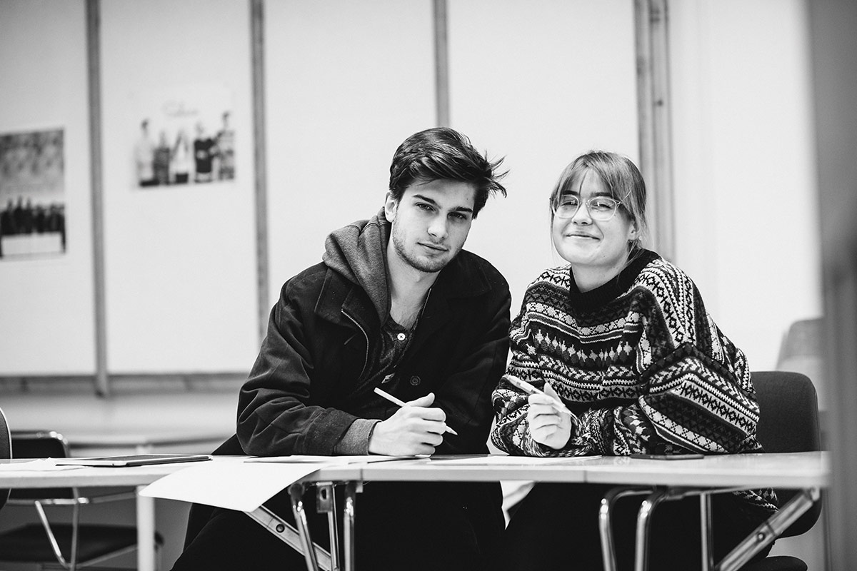 Deltagare på Lunnevad folkhögskola Två personer som arbetar tillsammans med en skoluppgift. Foto.